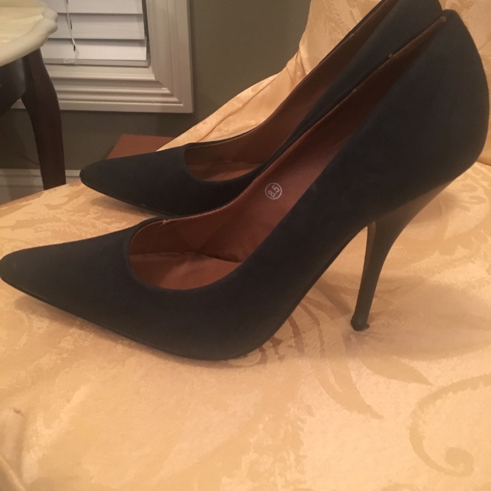 Black high heeled pumps
